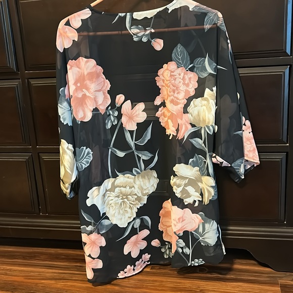 Haute Edition woman’s lightweight summer kimono cover up in floral. Size small. - Picture 3 of 3
